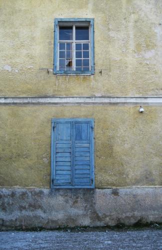 Erhaltene Blendrahmen und Außenläden