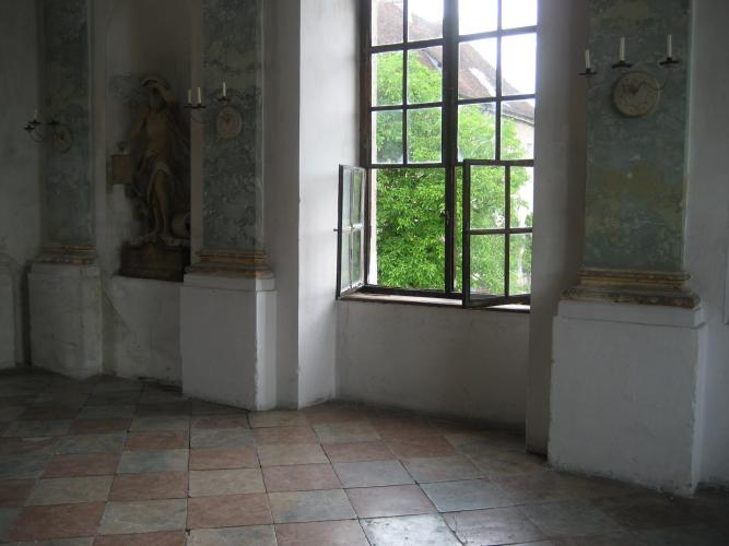 Innenansicht eines großen Saalfensters