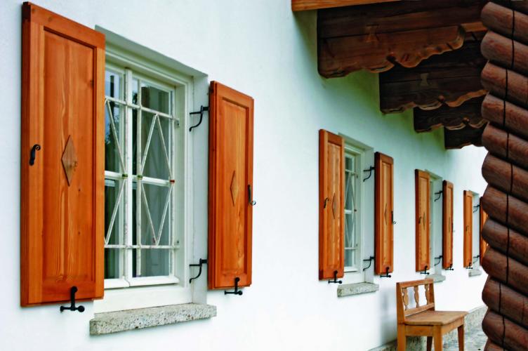 Außenansicht mit Läden