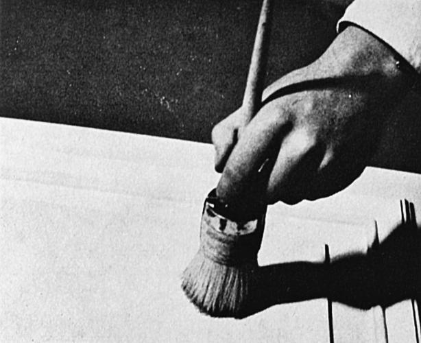 Das in warmem Wasser aufgelöste Dextrin wird auf den angetrockneten Lack aufgestrichen und gestupft