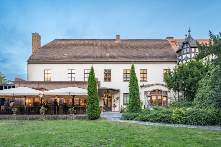 Die Fassade des Antikguts in Pöthen erstrahlt wieder in historischem Glanz