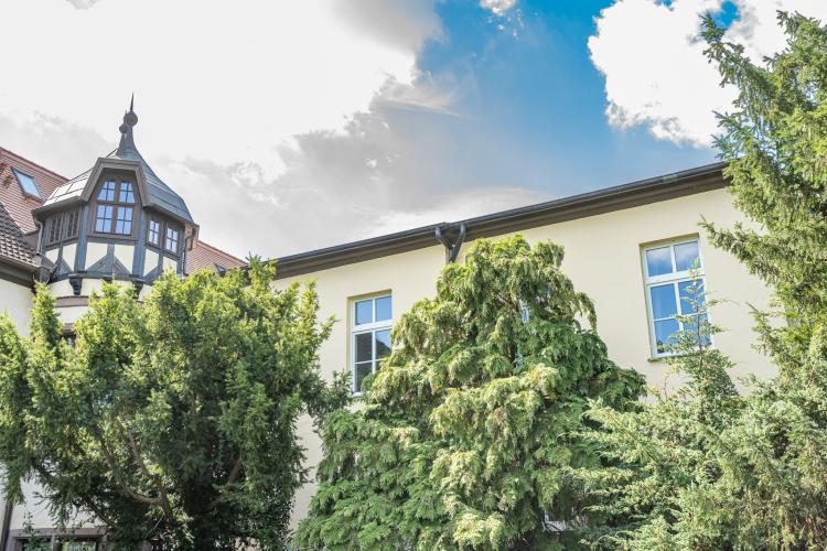 Im Gästeflügel des Gutshofes sind noch die zweckmäßigen Kunststofffenster zu sehen