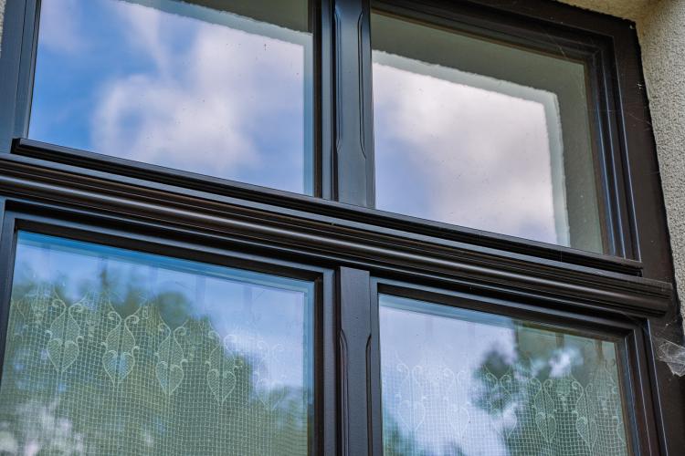 Die Profilierung der Fenster orientiert sich am Profil der Sandsteingewände der Küchenfenster