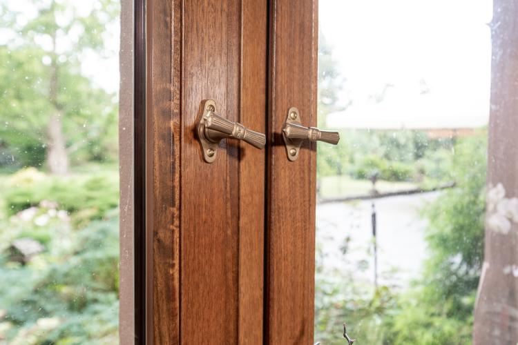 Passende Griffoliven runden die historische Anmutung der Fenster ab