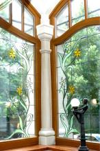 Holzfenster mit Bleiornamentik im Jugendstil