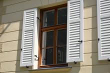 Holzfensterladen in historischer Fassade