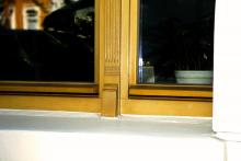 Holzfenster mit Basis bzw Fußstück unter der Schlagleiste