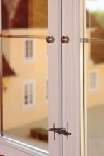 Holzfenster mit Fensterknopf, Doppelvorreiber und Streichdrähten