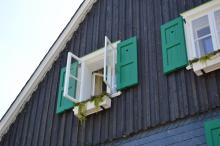 auswärts öffnendes Holzfenster mit Bekleidung und Futter