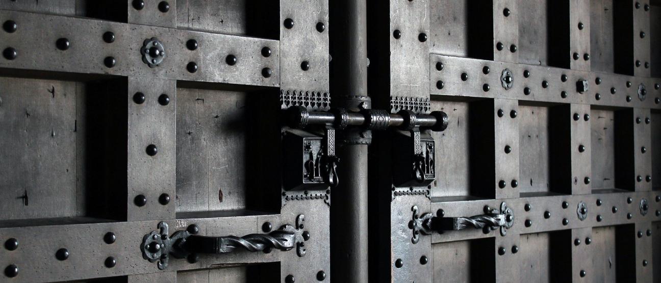 Historische Schließtechnik an einer massiven Pforte