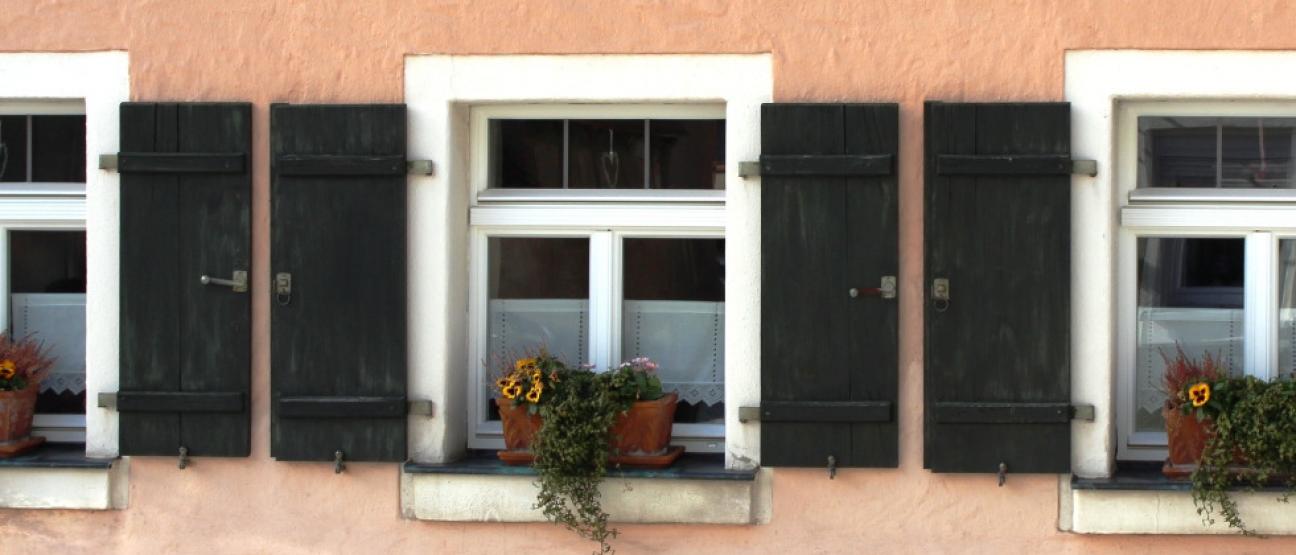 Denkmalfenster mit Fensterläden