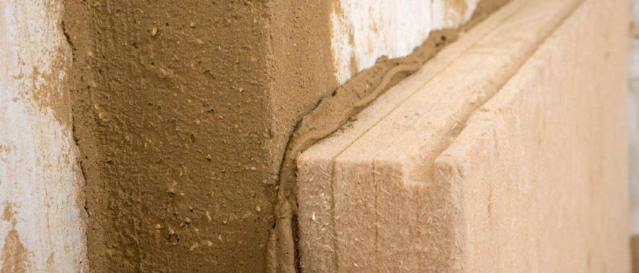 Mit Lehmmörtel verklebte Holzfaserdämmplatte