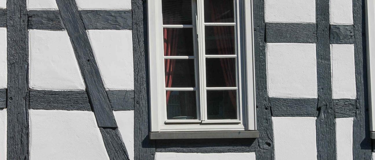 Gekipptes Fenster in einem Fachwerkhaus