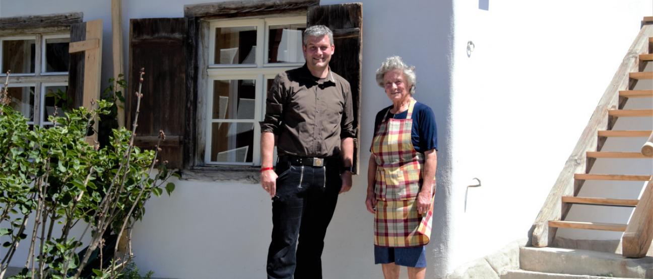 Sebastian Schmäh und Frau Schirmeister vor dem Rebmannhaus