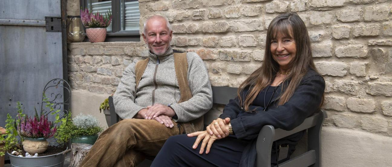 Andrea Nusser und Axel Hachenberger vor der Waas'schen Fabrik