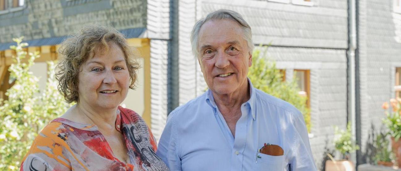 Ehepaar Hesse vor dem sanierten Fachwerkhaus