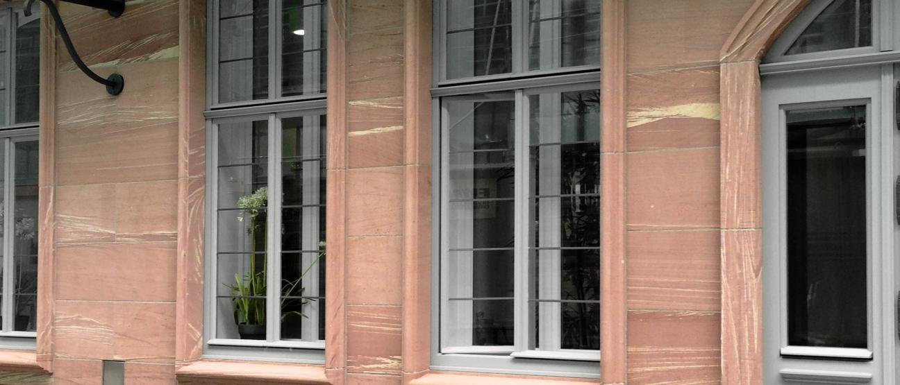 Kastenfenster aus Holz mit Bleisprossenverglasung