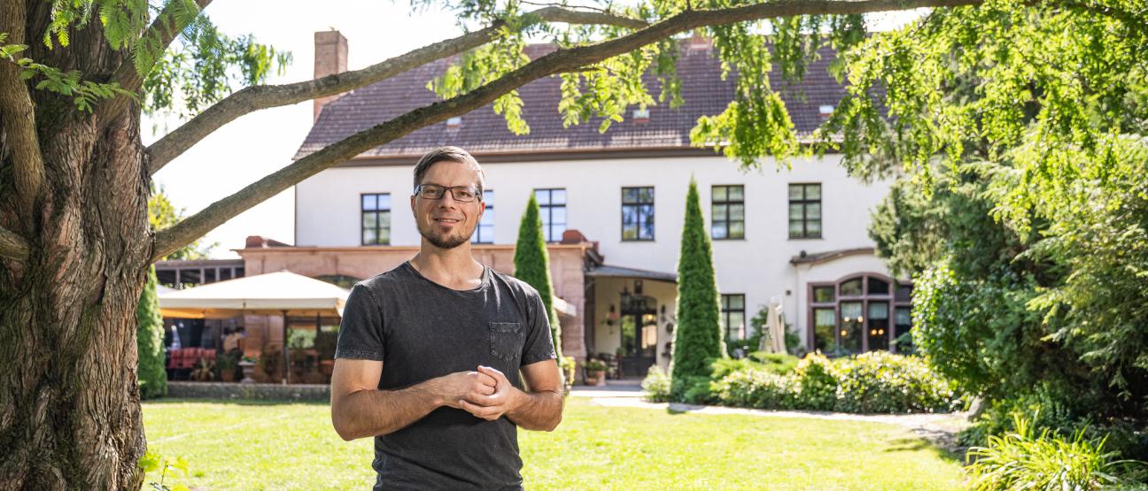 Eigentümer Alexander Donato-Picker vor der Fassade des Hofguts in Pöthen