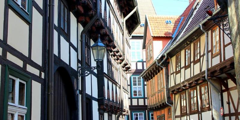 Fachwerkhäuser mit verschiedenen Fenstern in Quedlinburg