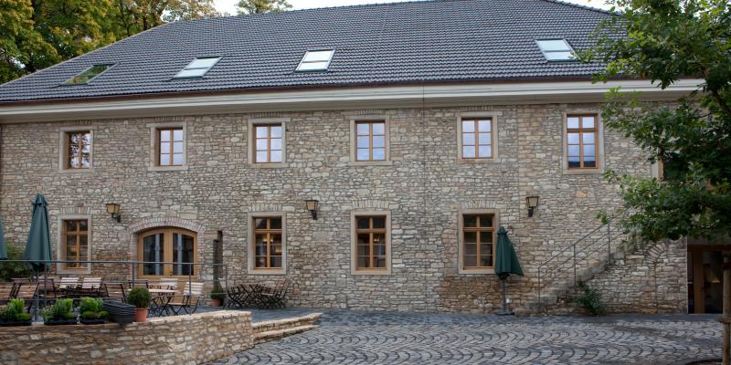 Bruchsteinhaus mit denkmalgerechten Fenstern