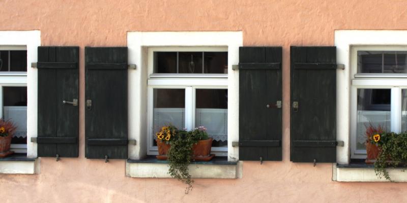 Denkmalfenster mit Fensterläden