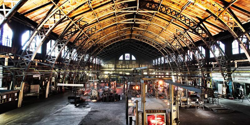 Produktionshalle für mundgeblasenes Fensterglas der Glashütte Lamberts in Waldsassen