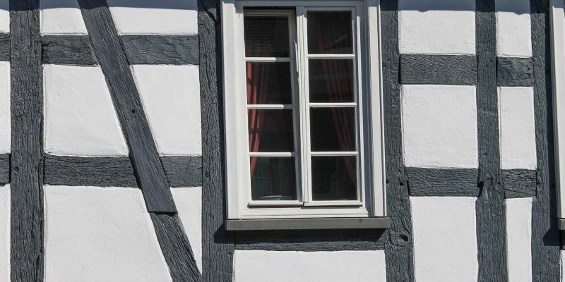 Gekipptes Fenster in einem Fachwerkhaus