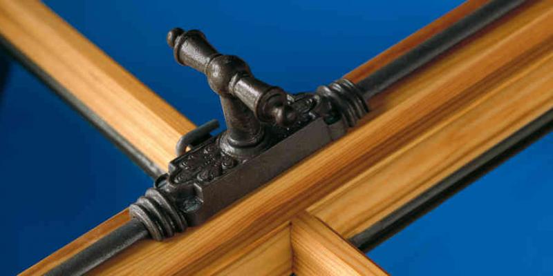 Traditionelle Griffolive an Holzfenster mit Stangengetriebe