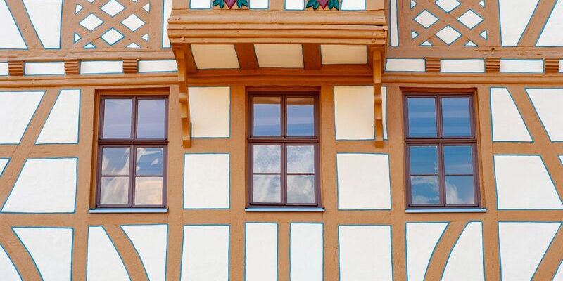 Historische Fenster in einem Fachwerkhaus mit schmalen Ansichtsbreiten